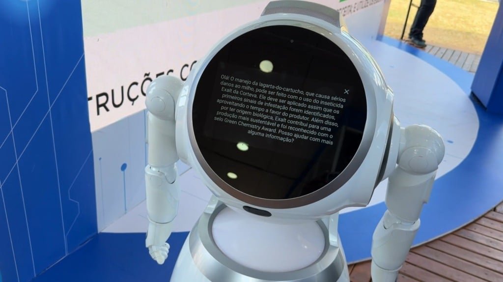 Robô com inteligência artificial na Bahia Farm Show 2025; orientação aos produtores