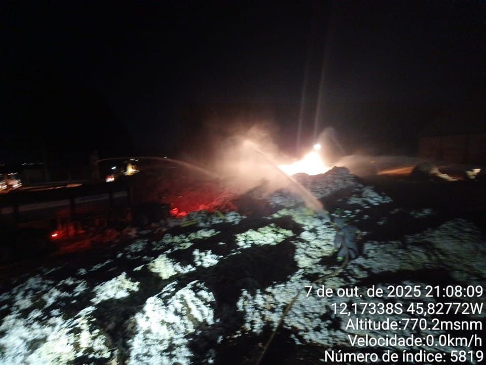 Incêndio atinge fardos de algodão em pátio de algodoeira na BR-020