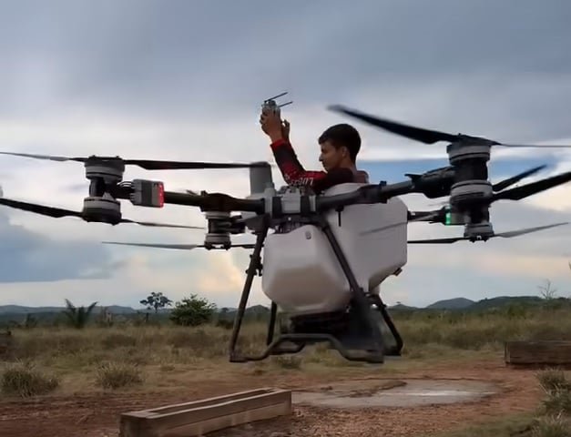 homem usa drone como meio de transporte